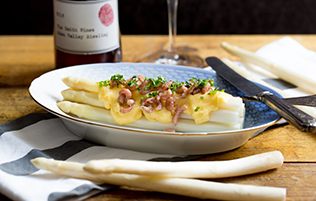 Hvide asparges med hollandaise