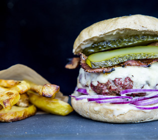 Burger med cheddar ost og hjemmelavede fritter