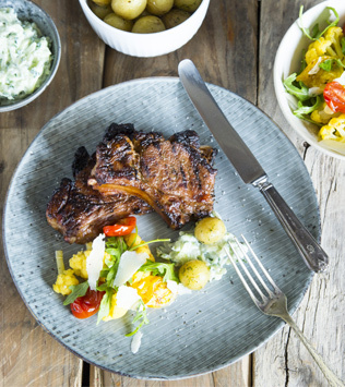 Grillede svinekoteletter med blomkålssalat, pestokartofler og tzatziki
