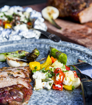 Let grillrøget kalveculotte med grøntsagspakker