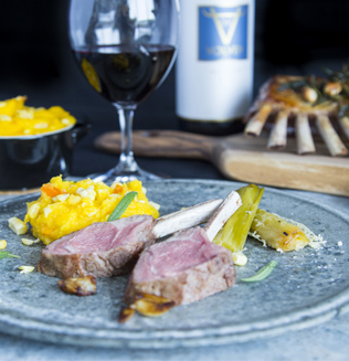 Lammekrone med sprød mos og grillede porrer